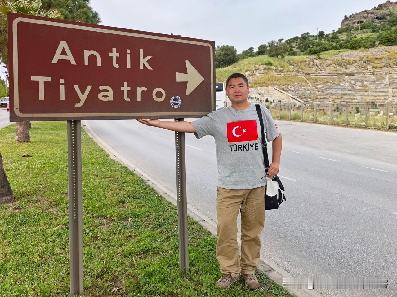 中午，在博德鲁姆，攀登山坡上，寻访公路边的古剧院遗址。这里始建于公元四世纪，乃罗