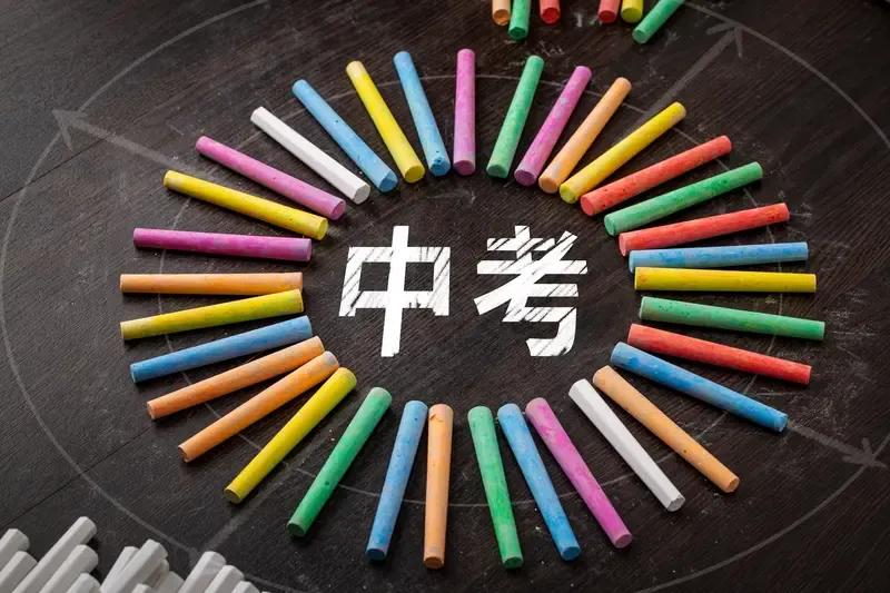 我前一周看县电视新闻报道中考情况，说是全县参加中考的学生6000多人，我心里不免