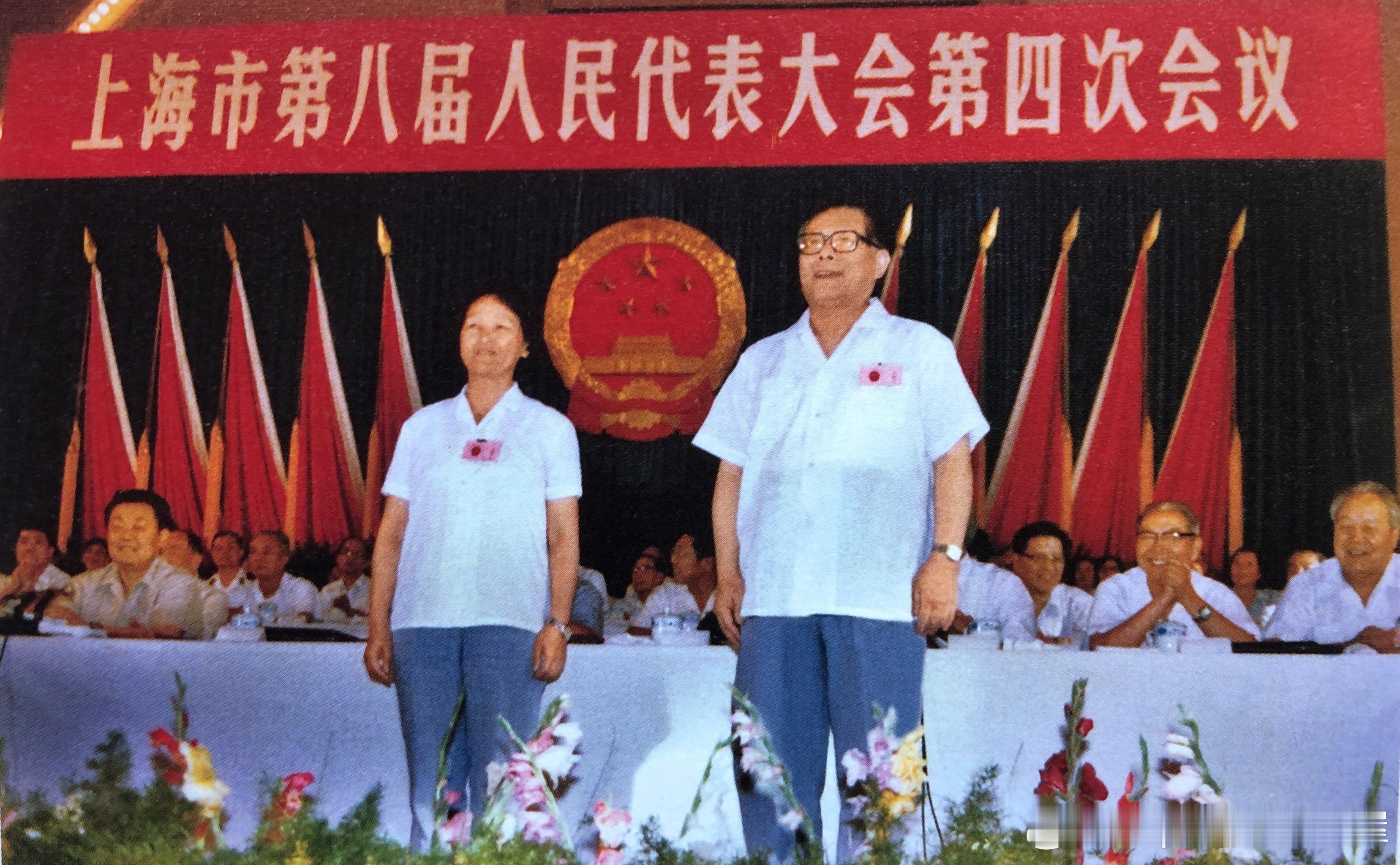 1985年7月召开的上海市八届人大四次会议上，新一任上海市市长履职历史影像