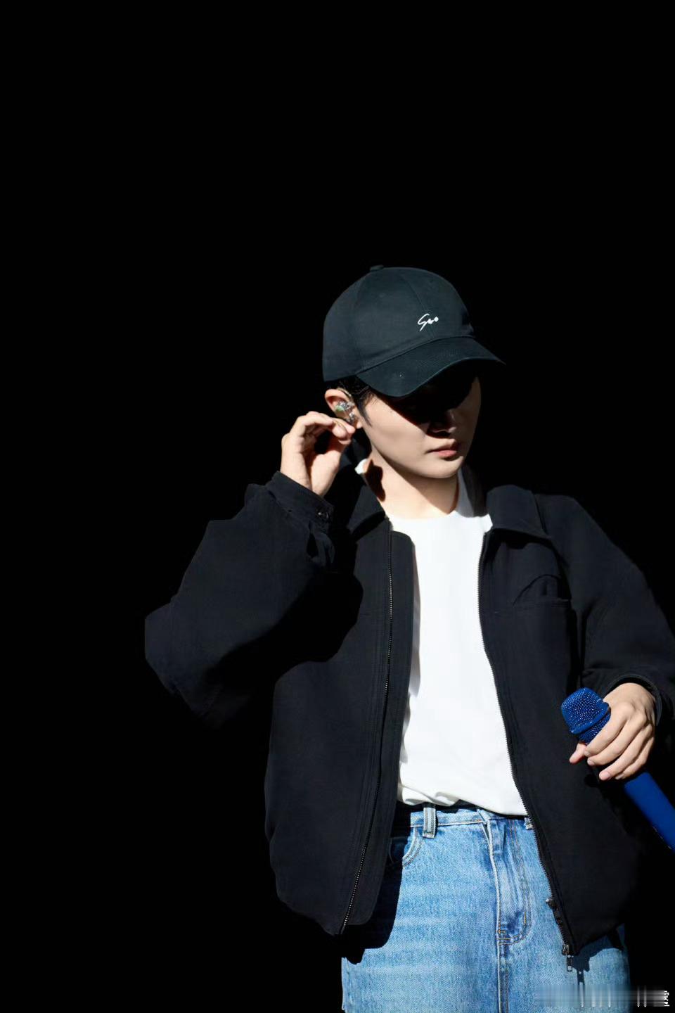 杨幂开着周深退场杨幂开着周深走出来了 反复回看这段退场！周深细心帮着杨幂，两个人