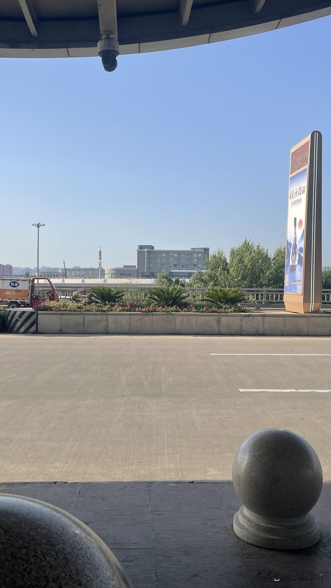 今日三吉：
第一吉：学会和过去那个愚蠢的自己和解。以前每当想起自己做过的一些糗事