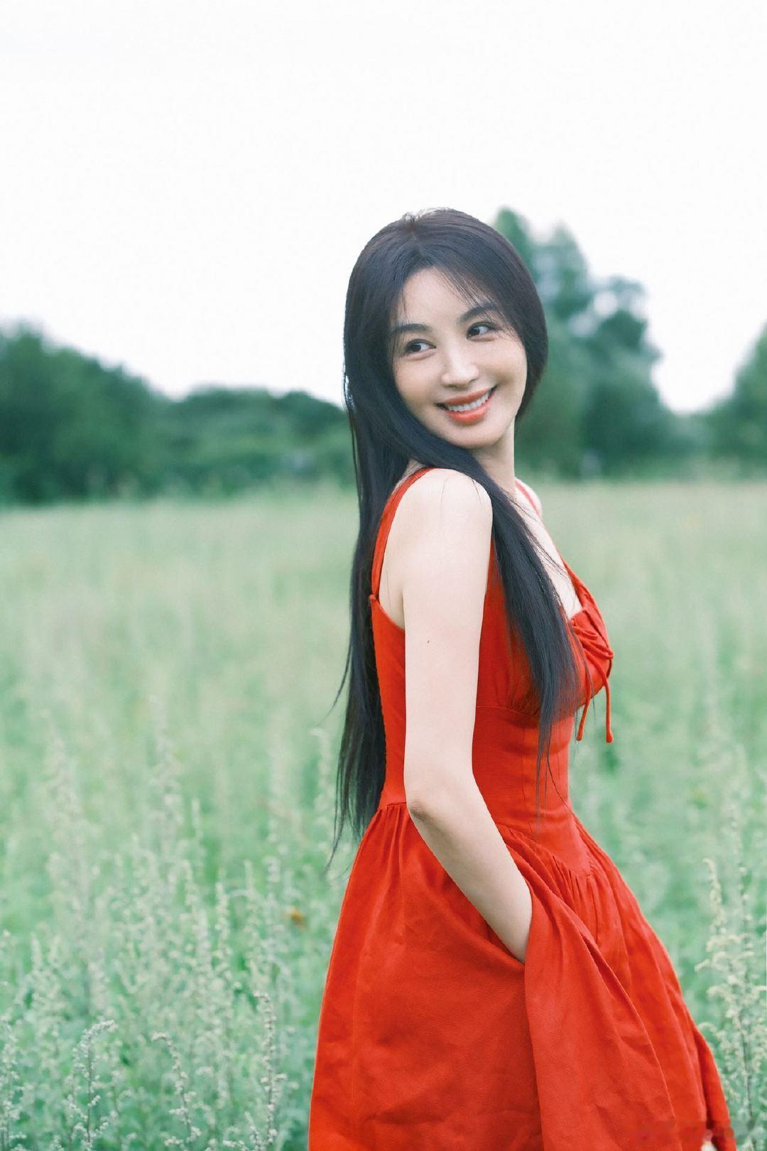 李菲儿美得好有生命力李菲儿这生日红裙照，美到发光！就像在旷野快乐奔跑的精灵，浑身