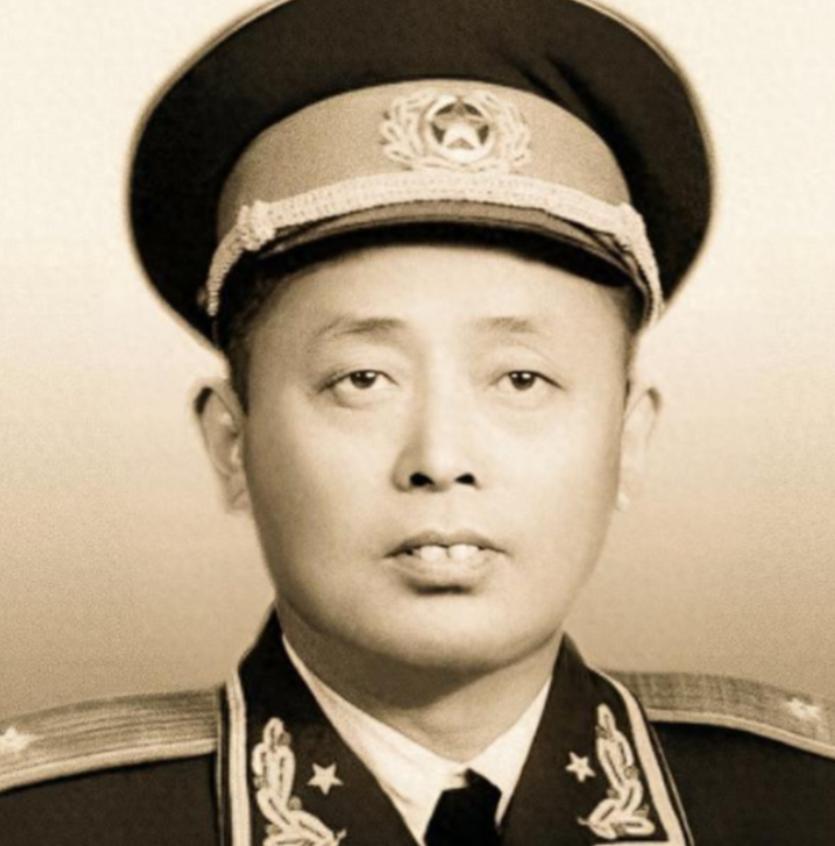 1949年，二野四兵团途经麻城时，一个盲人老太太走了过来，询问儿子的下落，陈赓笑