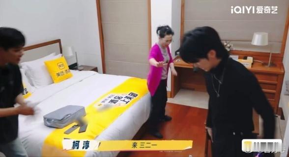 赵柯淳和邵子恒为了解决姐姐何赛飞的行李箱问题，选择用脚帮忙，虽然这一场景引发了不