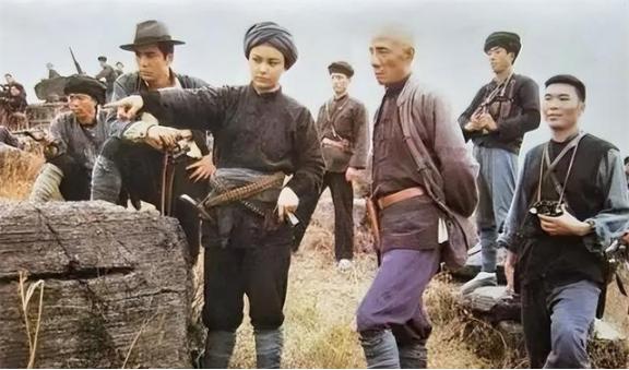 1950年，解放军24名精英战士深入大瑶山，搜捕黄埔军校巨匪甘兢生，但苦苦搜寻多