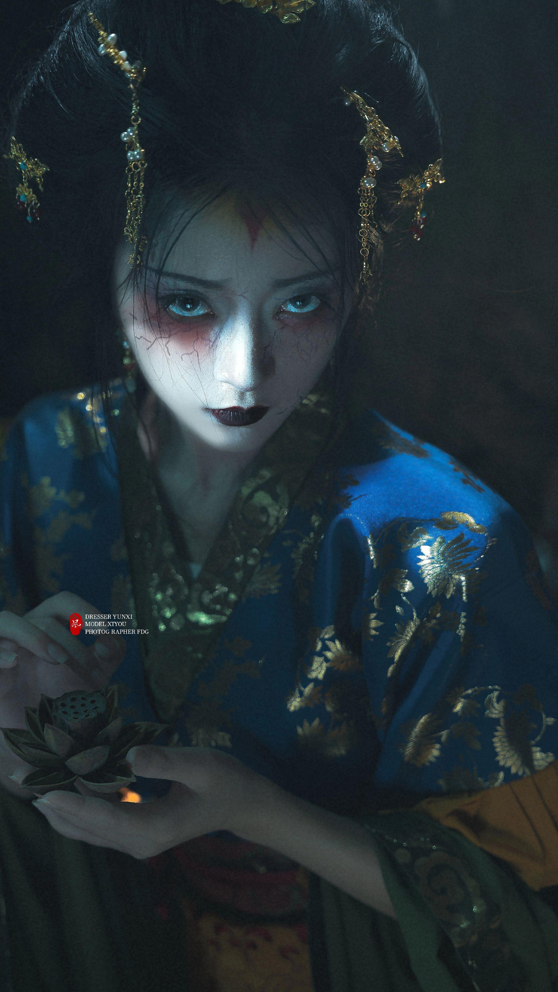 同一个模特的两副面孔。现在拍的和一年前拍的