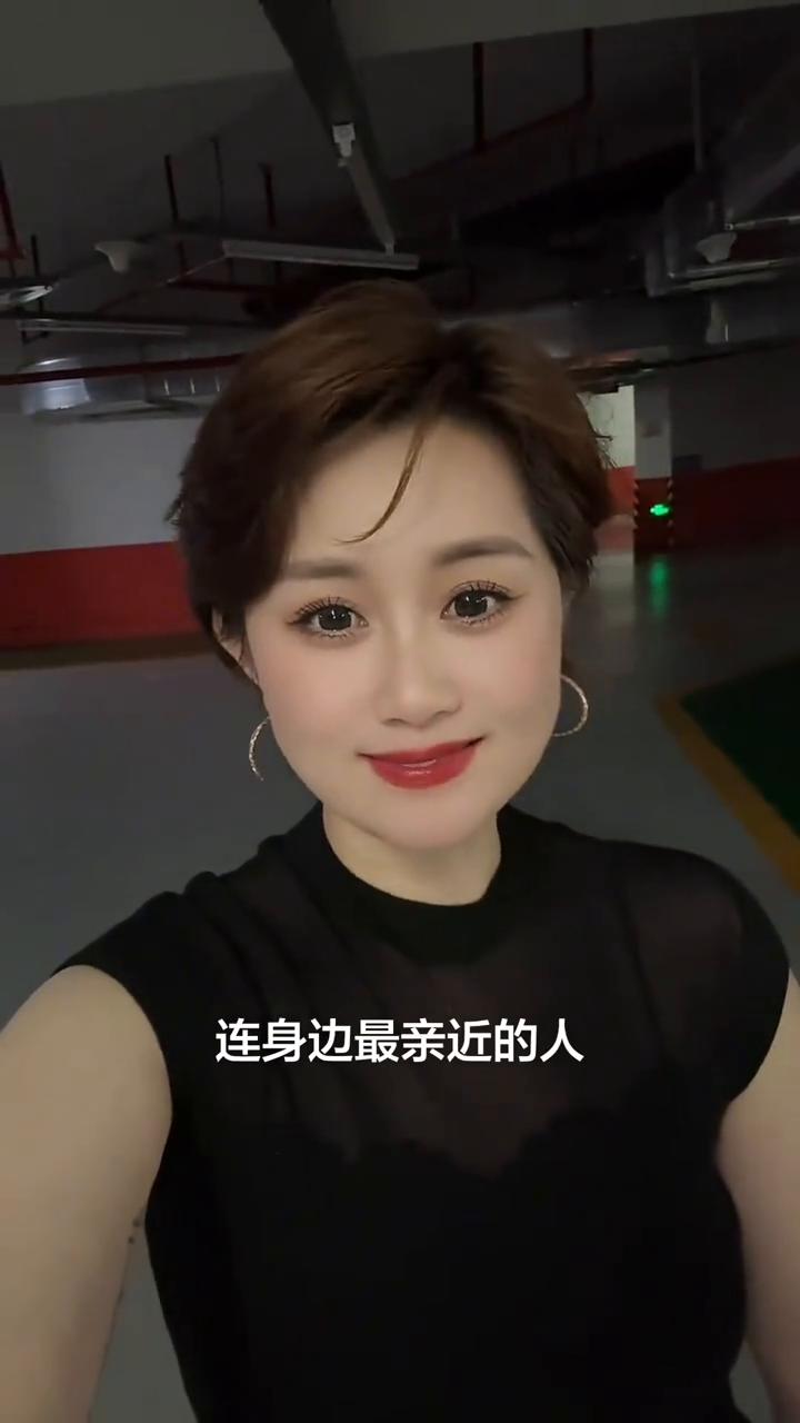 人穷的时候就别谈什么面子和感情，没钱没地位，连身边最亲近的人都可能看不起你。与其