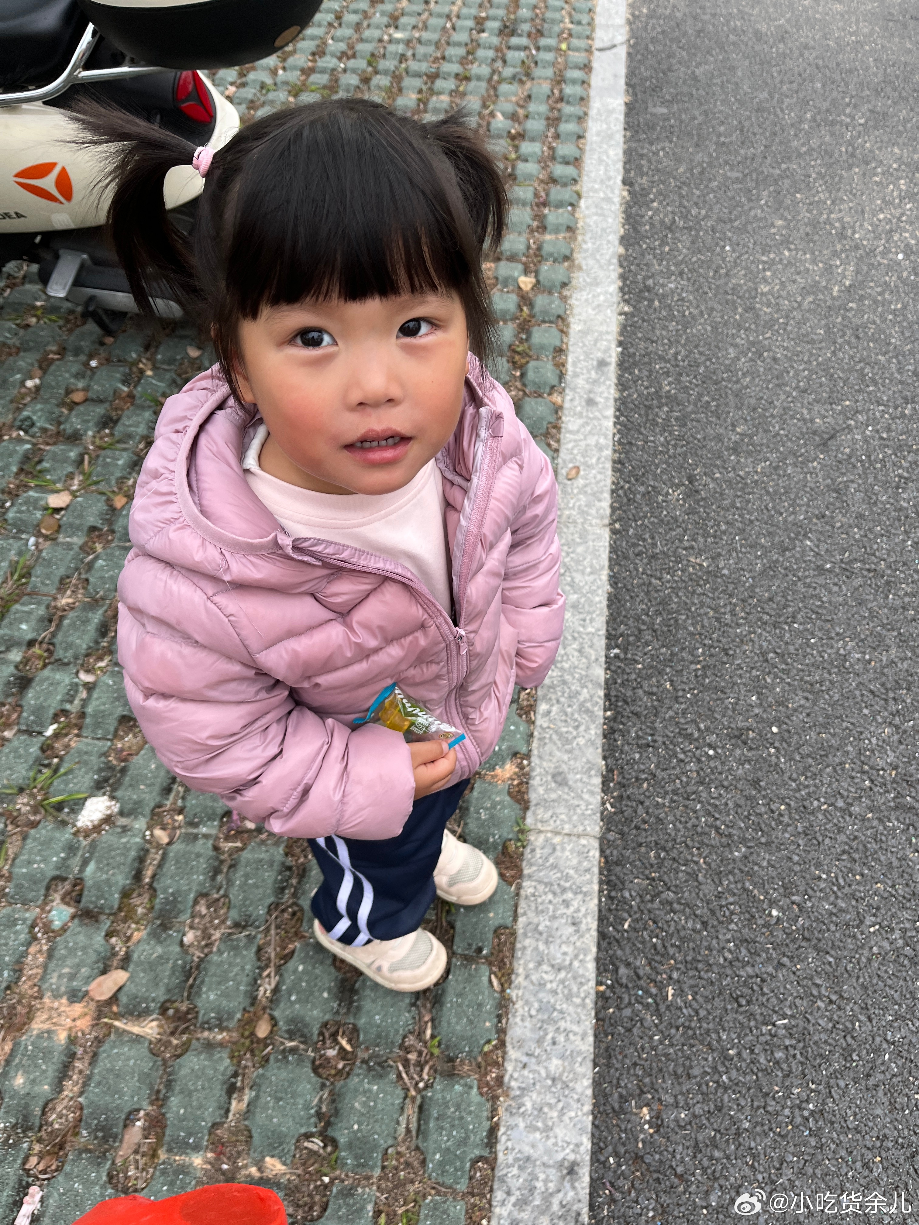 柠宝说她画了一幅小兔子吃萝卜的画，放在学校里，没有拿回来。还说老师给她擦了香香，