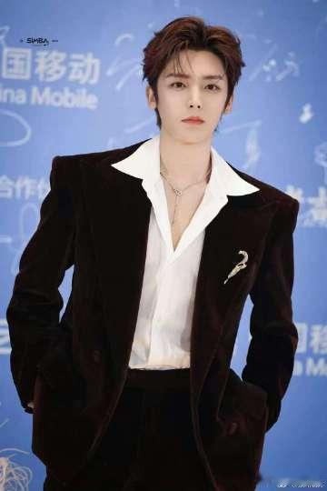 侯明昊 深v蛇骨链 侯明昊穿上这个深v蛇骨链，瞬间就让我想象到了他作为时尚男神的