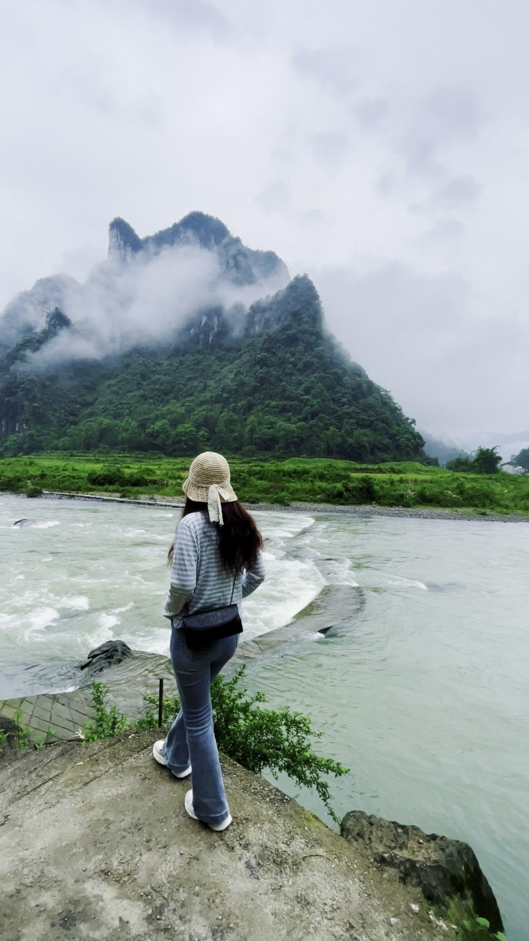 家乡的小河总在梦里流淌，那些寻常的风景，藏着我对故乡最深的眷恋。

清晨沿着河岸