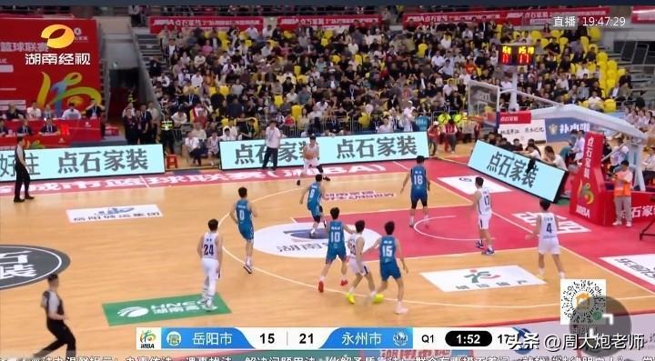 4月27日19点40分，在岳阳市体育中心开展一场激烈的篮球比赛，由东道主岳阳队对