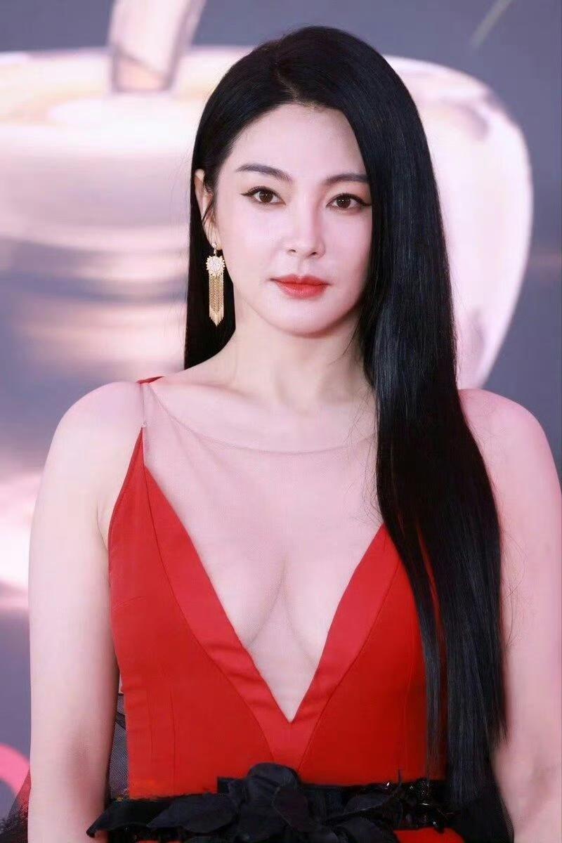 娱乐圈的御姐女神张雨绮冲上热搜
不是因为新作品，
也不是因为新绯闻，
而是前夫的