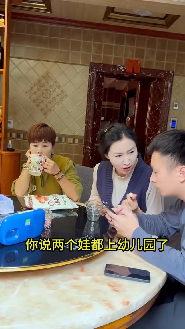 两个娃都上幼儿园了，要不然生个三胎玩一玩。