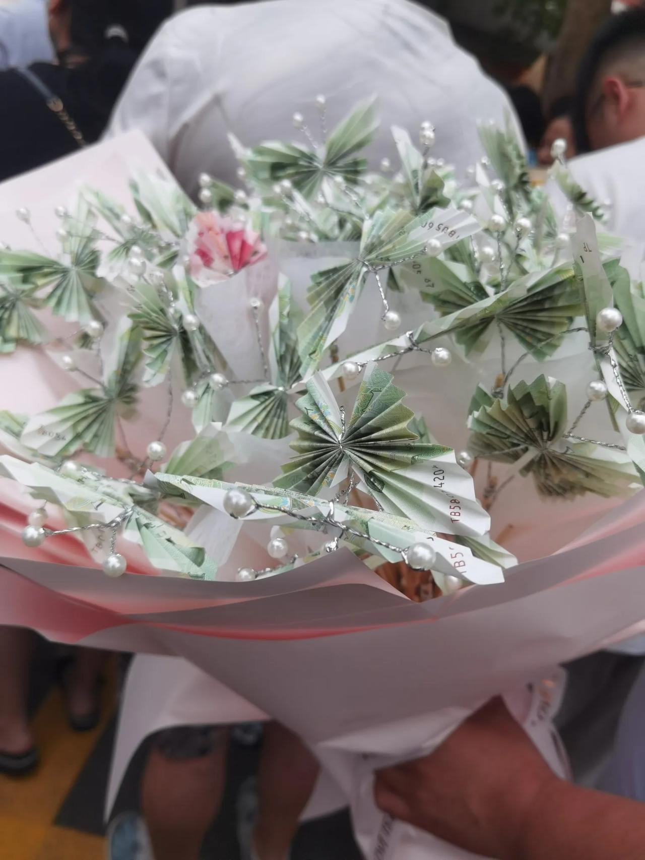 祝贺！中考结束，初中毕业啦 今天是石家庄中考的最后一门英语。石家庄一中门口成了一