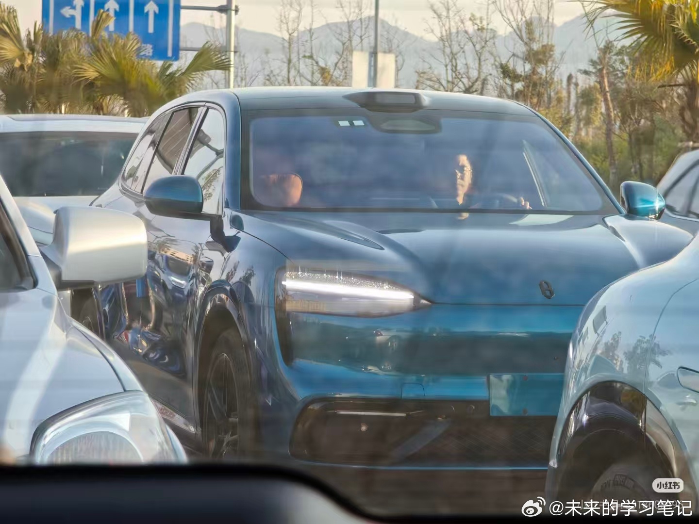 熏黑车标看着不错问界m6