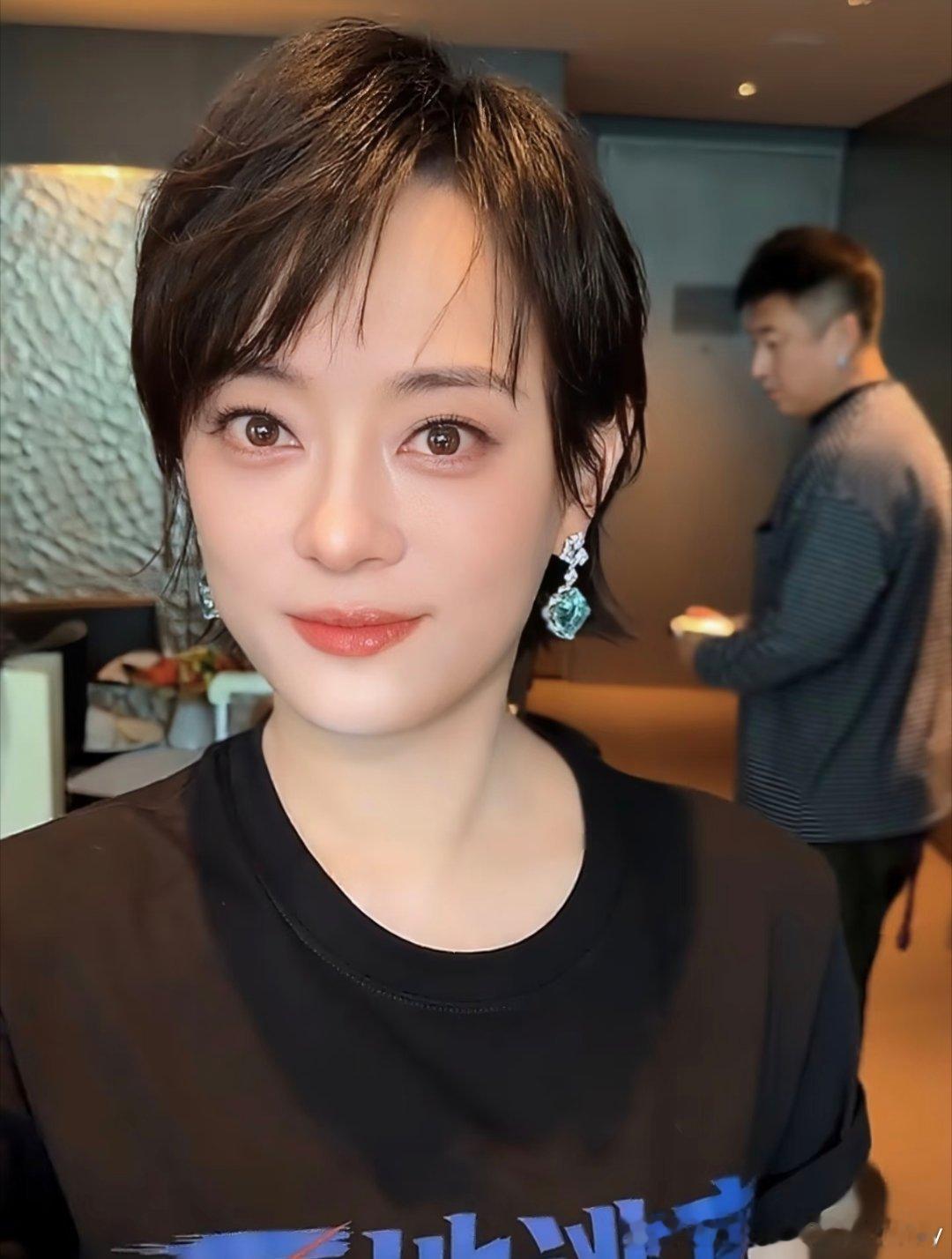 孙俪化妆师换金鹤龙了妆面变清透了！也很好地改善了眼睛凸出的问题，这阴影用得很妙。