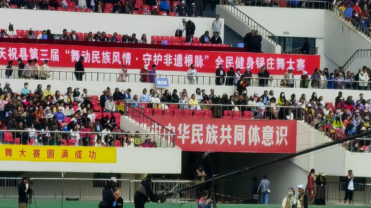 8月1日，天祝第三届“舞动民族风情·守护非遗根脉”活动火热进行中。歌舞如潮，草原