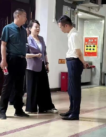 等了六年！许妈终于捅破了天！
 
33年的档案库正式打开，那些尘封的“像纸”不再