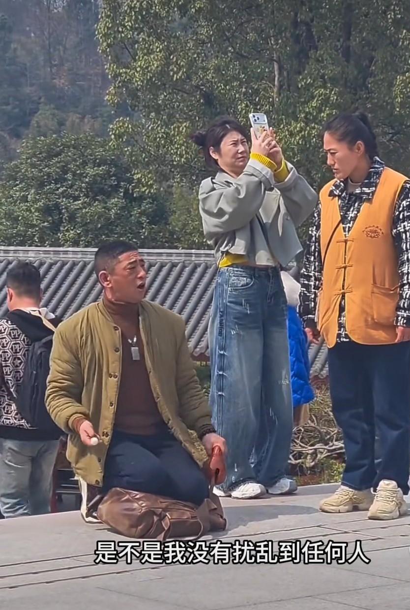 3月9日，池州九华山地藏圣象景区，一男子敲着木鱼，念着不知道什么经。工作人员出面