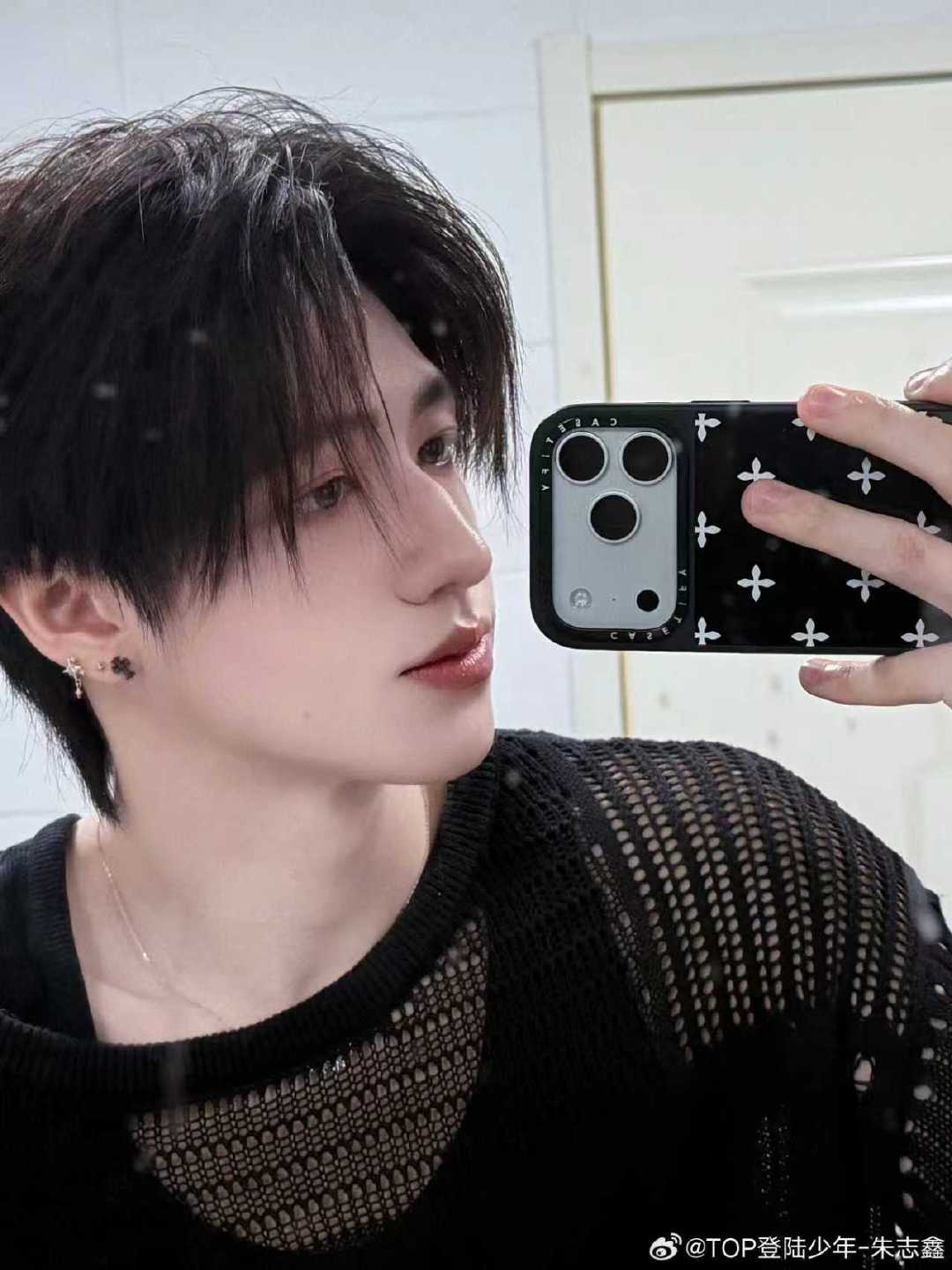朱志鑫破洞透视上衣 朱志鑫发了13个哈  朱志鑫发了13个哈黑色破洞透视上衣造型