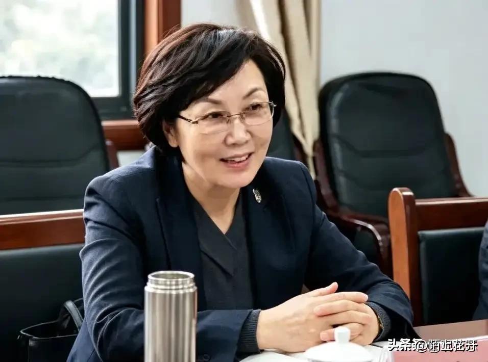 大快人心！退休4年照样被揪出！曾公开手机号为民办事的女官员落马
 
真的太讽刺了