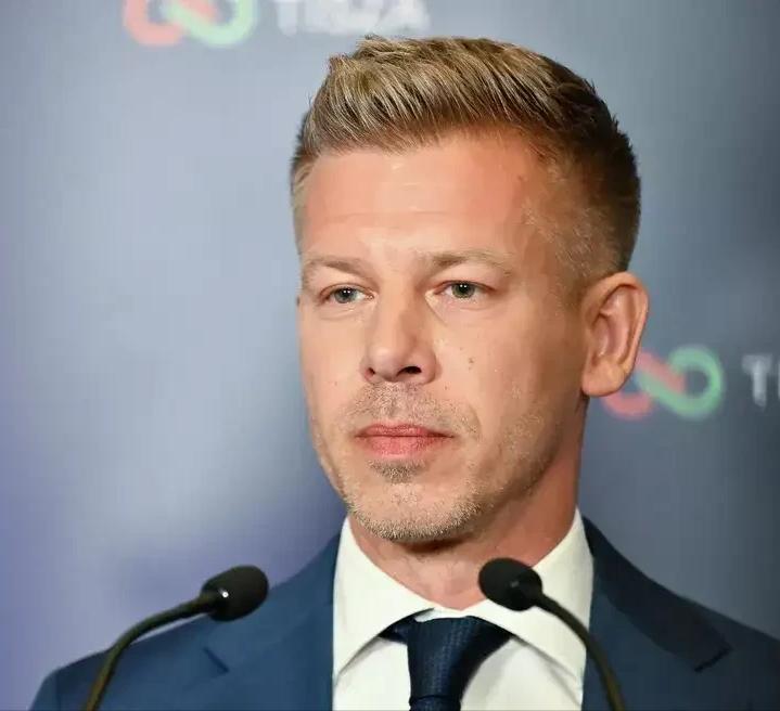 匈牙利民众一心向往完美的理想世界，到头来难免会落入颜色革命的圈套 
成熟老练的外