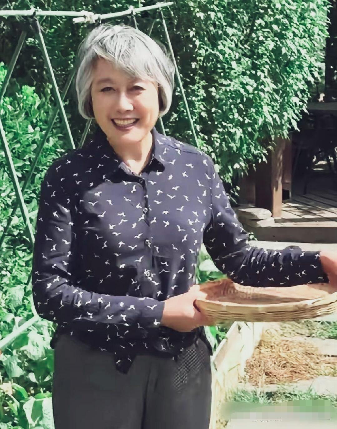 汪文华已经70岁了，虽然头发白了，但颜值气质都在，一眼能认出来！