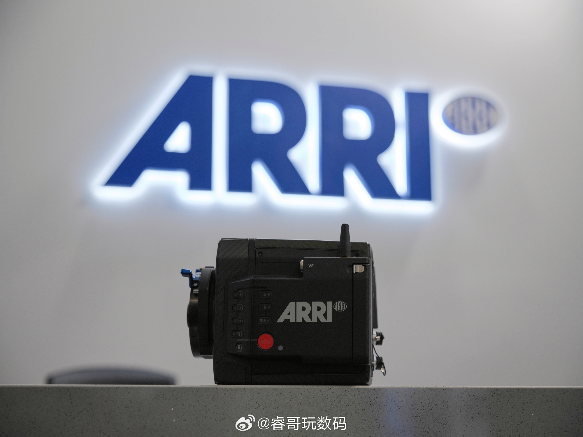 荣耀影像实验室对标阿莱ARRI技术实验室标准，正式升级为电影工业影像实验室期待双