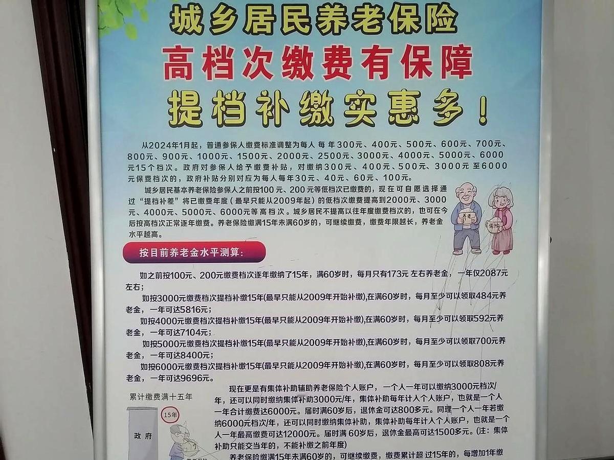 498块到账那一刻，老爹把存折举到灯下连数三遍，比预估多两块。我姐在群里甩语音：