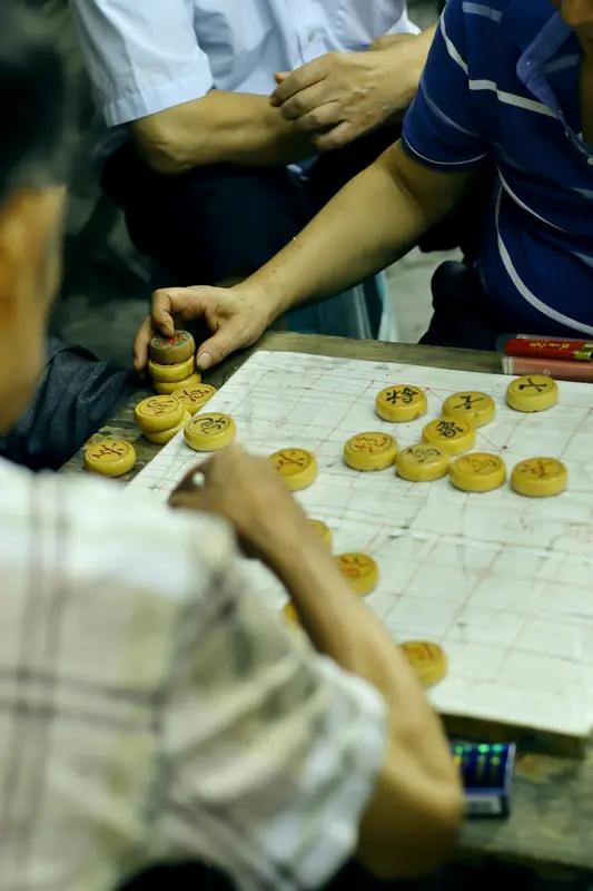 我很喜欢以棋会友，和棋友切磋交流。在棋局里磨炼耐心，锻炼逻辑思维。这项安静的体育