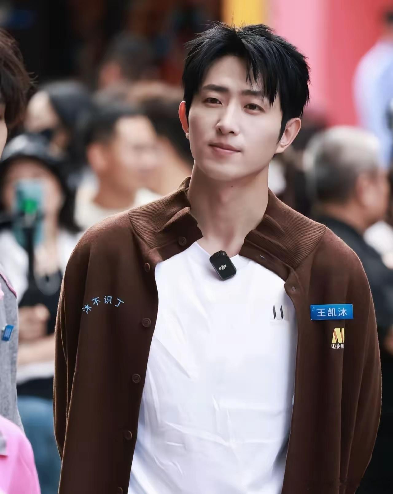 我朋友在厦门街上偶遇了王凯沐回来跟我说的第一句话:别信屏幕，王凯沐私底下跟镜头里