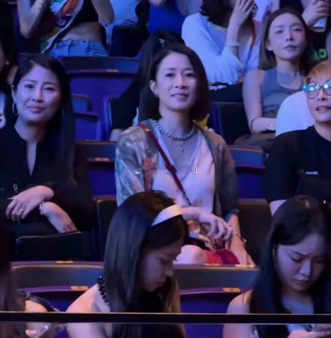 佘诗曼去看权志龙演唱会了，笑容满面好开心，50岁仍少女感满满 ​​​
