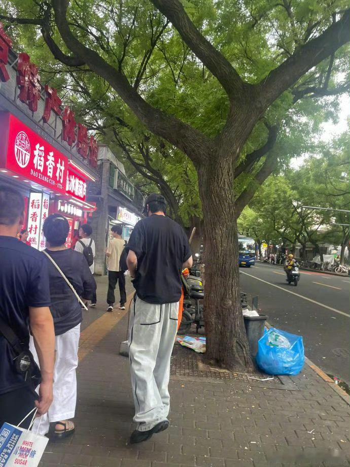 北京偶遇刘宇宁这个背影真的太有特色了，这么大一个高个子，很难不认出来啊 ​​​