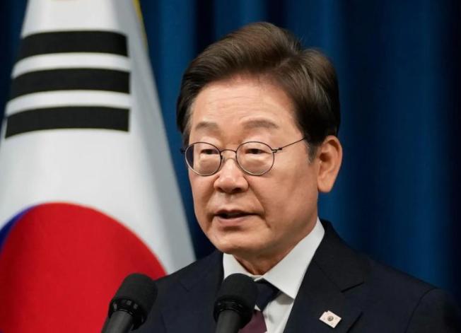 一个在政坛摸爬滚打长达四十多年、曾经两度执掌保守党帅印的“硬核老将”，最终却在关