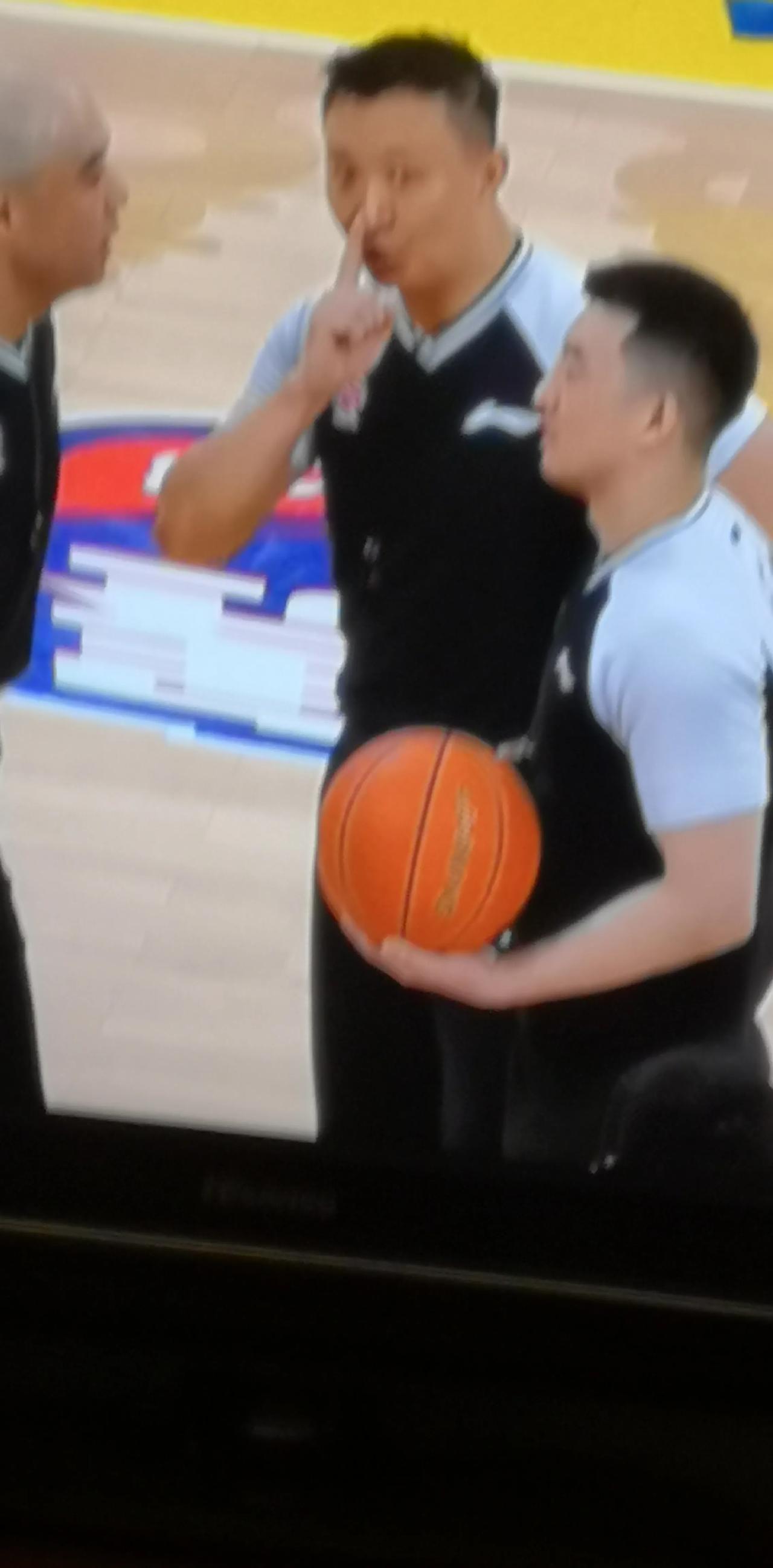 闫军面对赵继伟一只鞋子被踩掉，没有叫停比赛太不专业化和人性化。在辽宁与东阳光G4
