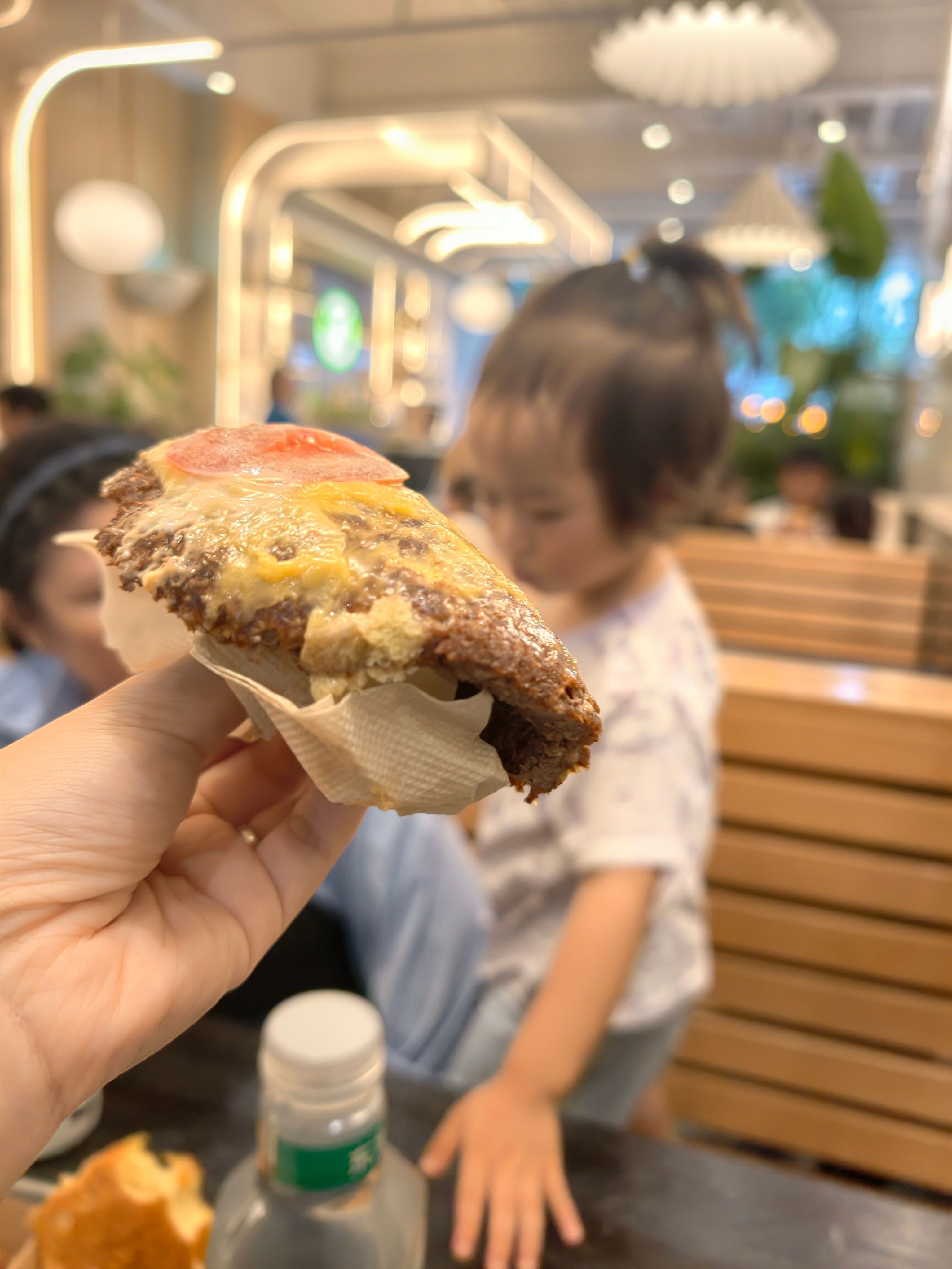 我的饭渣女儿，汉堡就吃点皮，肉一口不吃我只能可怜兮兮的吃牛肉饼
