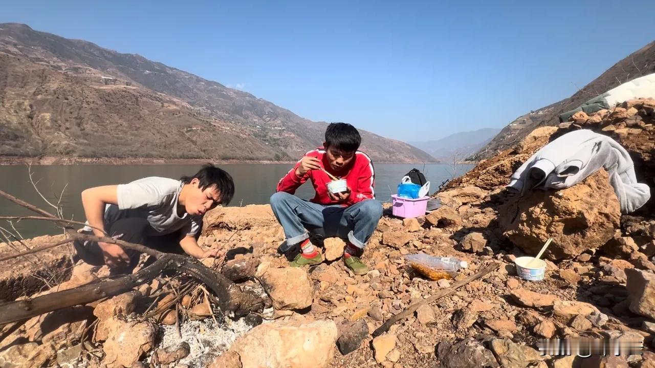 昨天和小表弟去河边钓鱼，本来出发前还想着今天肯定能钓到很多鱼，然后咱就不回去吃饭