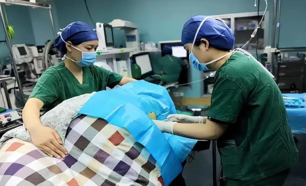 广西柳州，一女子因腹痛到医院做阑尾炎手术，醒来的时候觉得有人在侵犯自己。报警后，