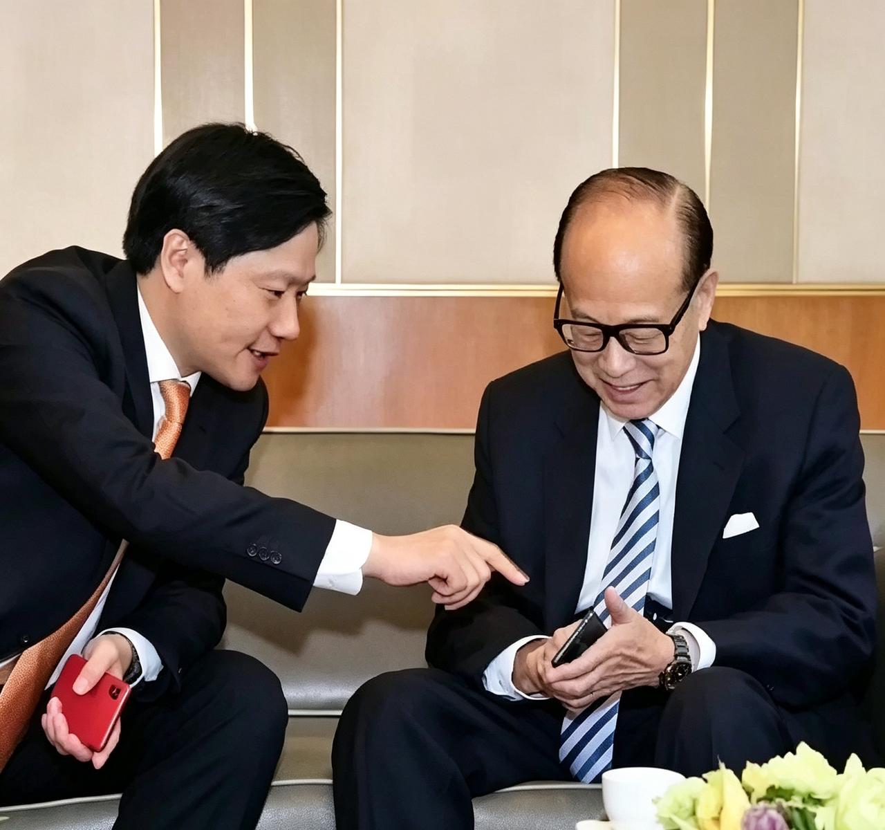 2018年小米上市前，雷军跑去拜访李嘉诚。他掏出新手机给老李看，两人聊得挺乐呵。