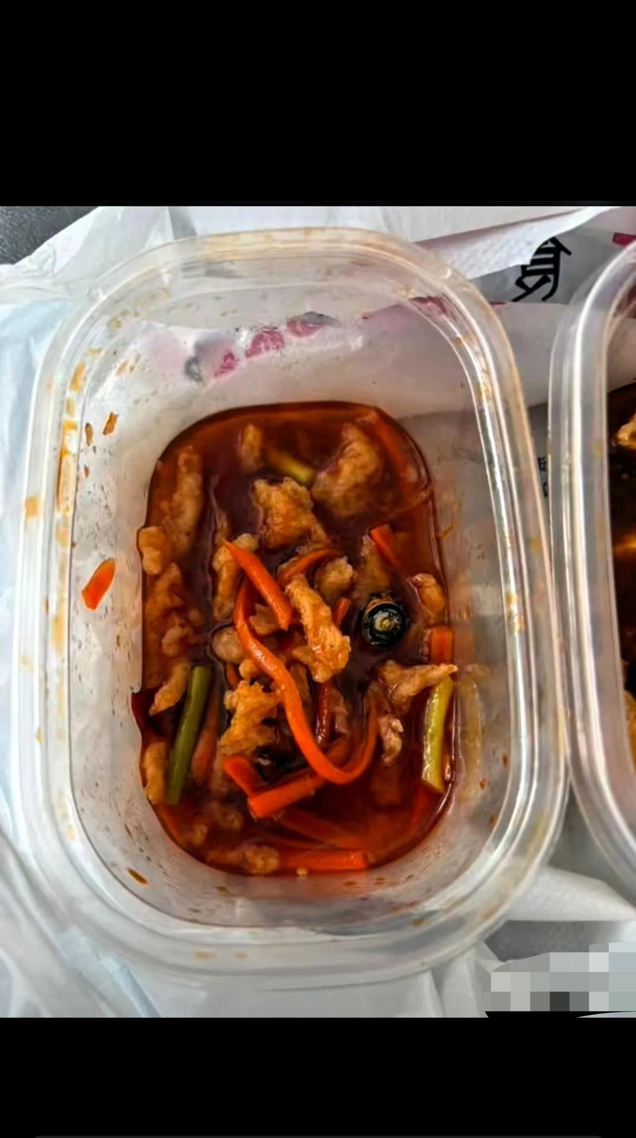 山西太原，女子在一家饭店点了一份外卖，边吃边看综艺，47分钟后，她嘴里吃出硬物，