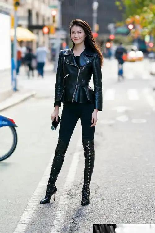 超模何穗在《时尚芭莎》采访中自曝，月子结束复查时因子宫淤血做了二次手术。这一消息