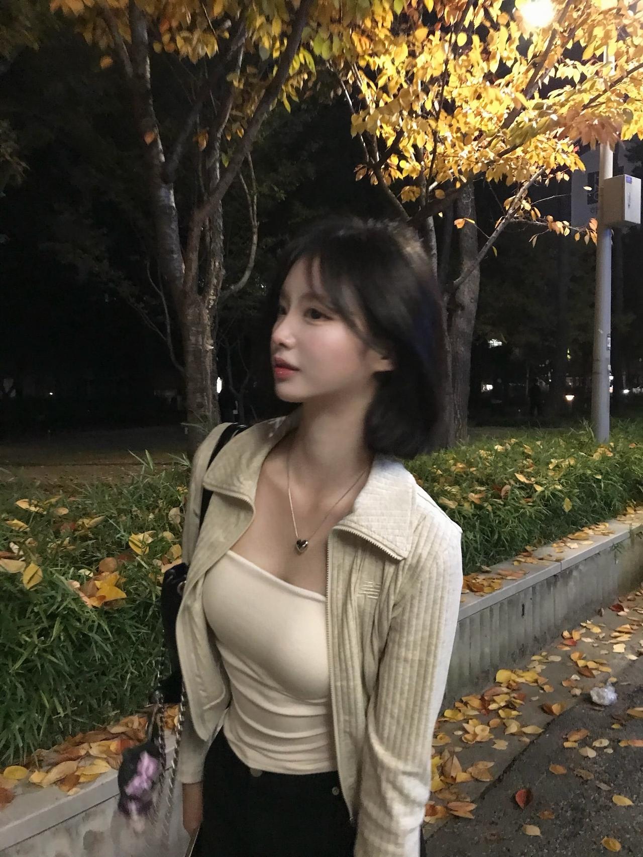 以前喝一瓶可乐就能很快乐，现在长大了 ，需要喝五瓶啤酒才能稍稍不难过——网易云音