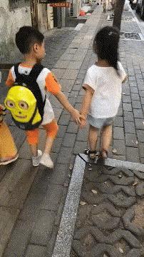 小孩哥：你不要误会，这个是我的妹妹。