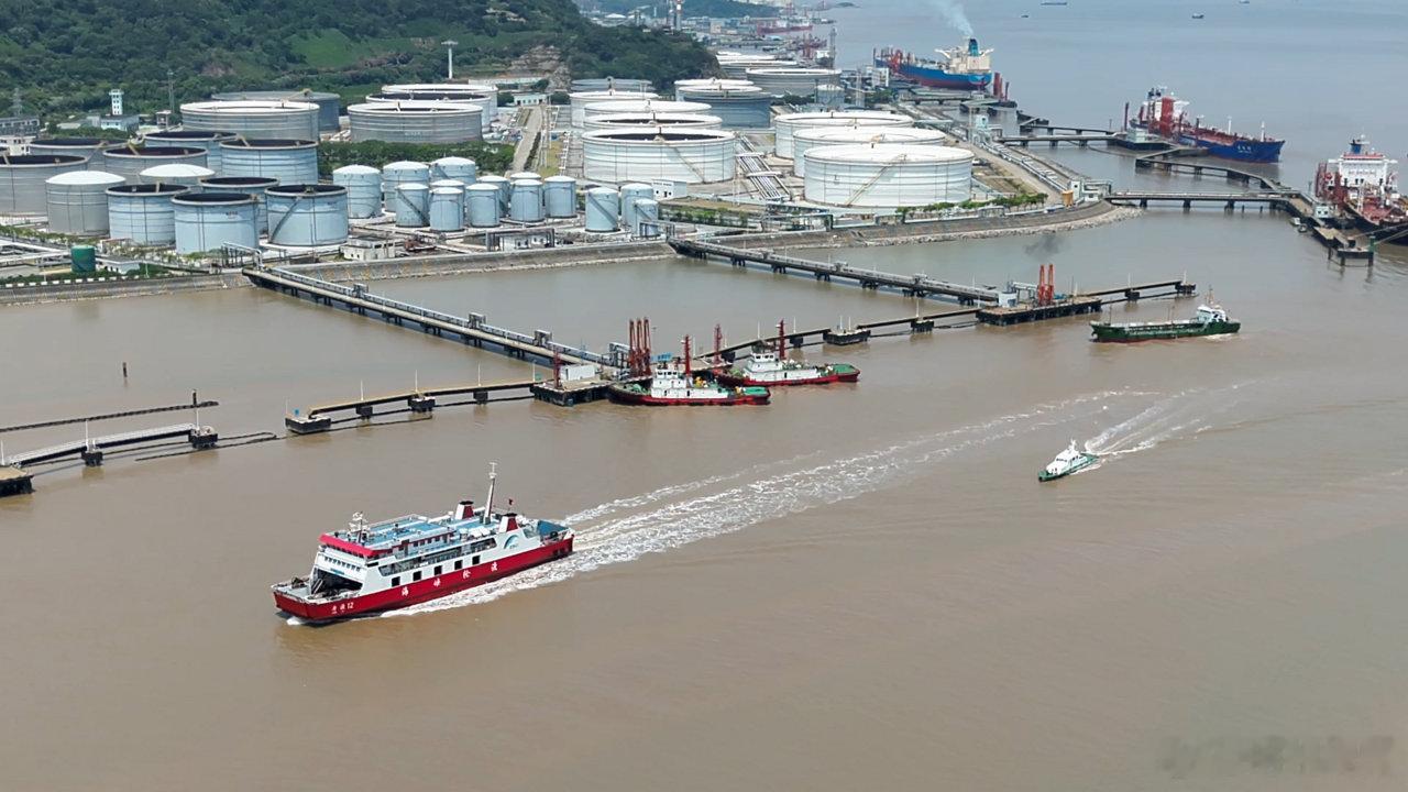 宁波全力迎战台风白海豚 【台风“白海豚”逼近，宁波22条沿海客运航线将陆续停航 