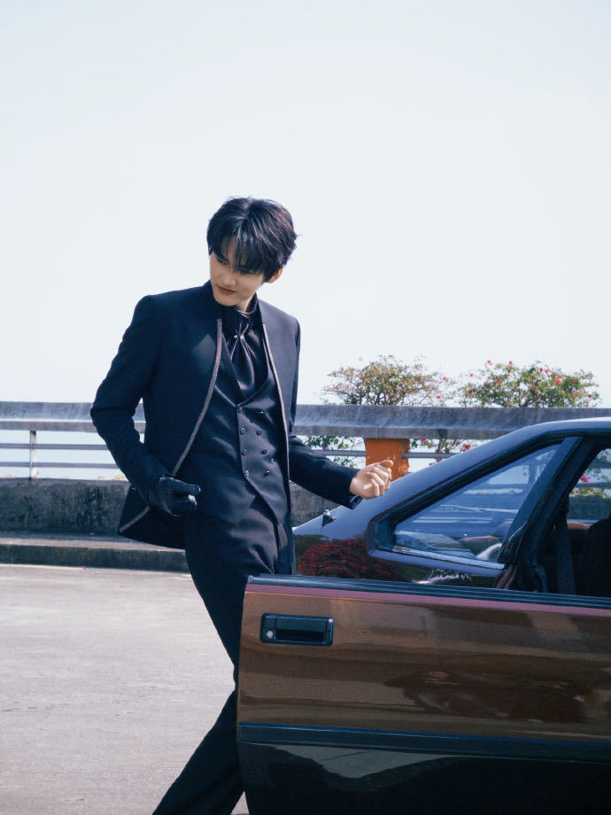 周柯宇开车是要来接我吗 复古跑车配all black西装，冷冽侧颜在黑白光影中更