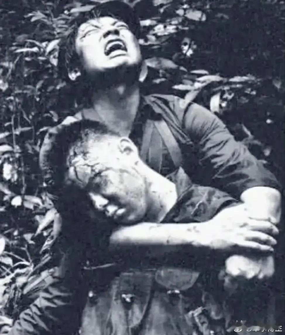一张令人泪目的照片！
1987年的老山前线，陈为民在攻打211高地时牺牲了，李发