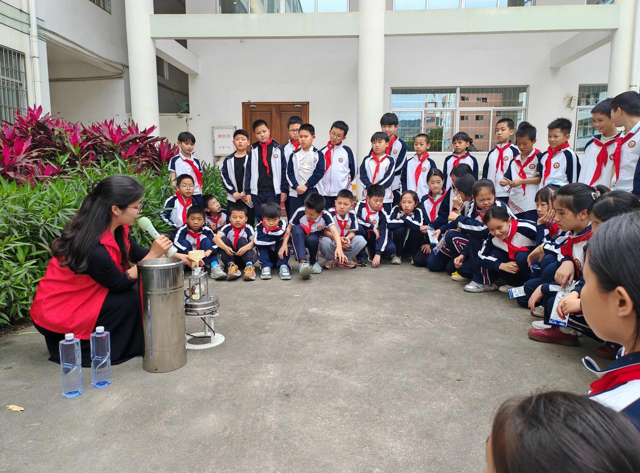 护明日家园】 3月18日，南靖县气象局联合团县委、县妇联走进南靖县第二实验小学，