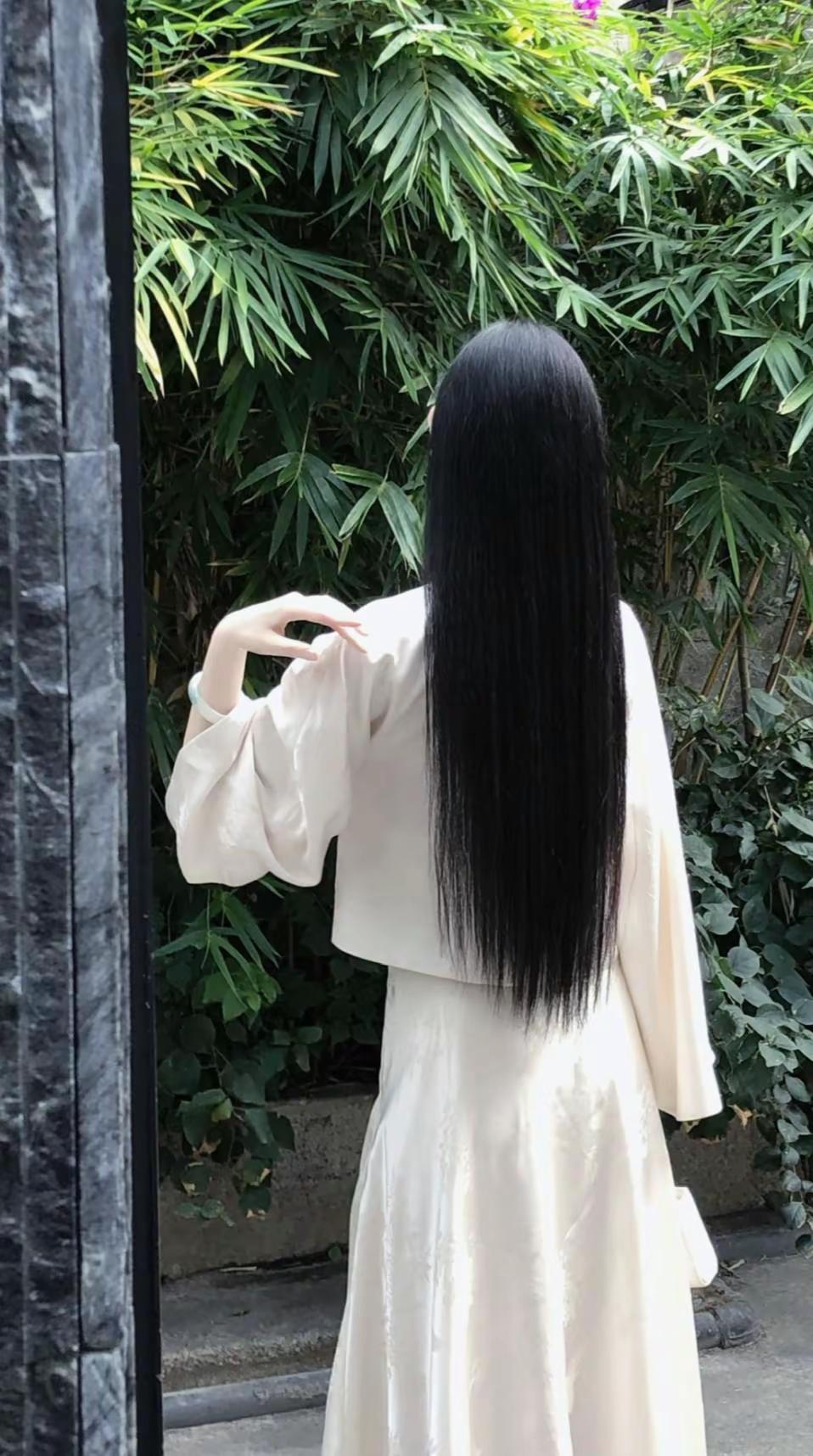 家里养的很好的女孩子，越活得像个小孩。眉眼清亮，不染半分俗世，模样清秀，干净又舒