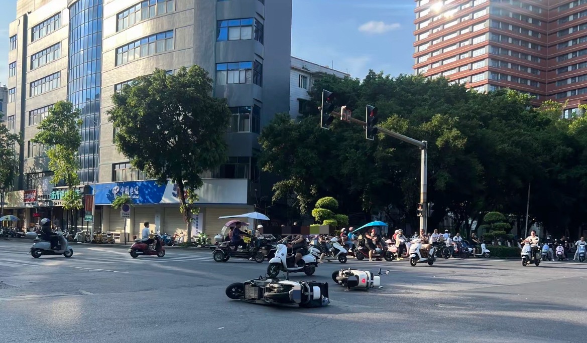 6月1日，网友反映：玉林城区一红绿灯路口看见两辆电车倒地上，电动车的驾驶员呢？同
