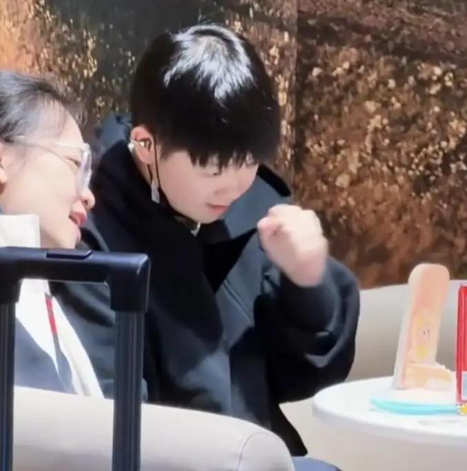 很好奇任姐女儿这么喜欢莎莎
现在任姐又每天和莎莎在一起
任姐女儿有没有天天都想看